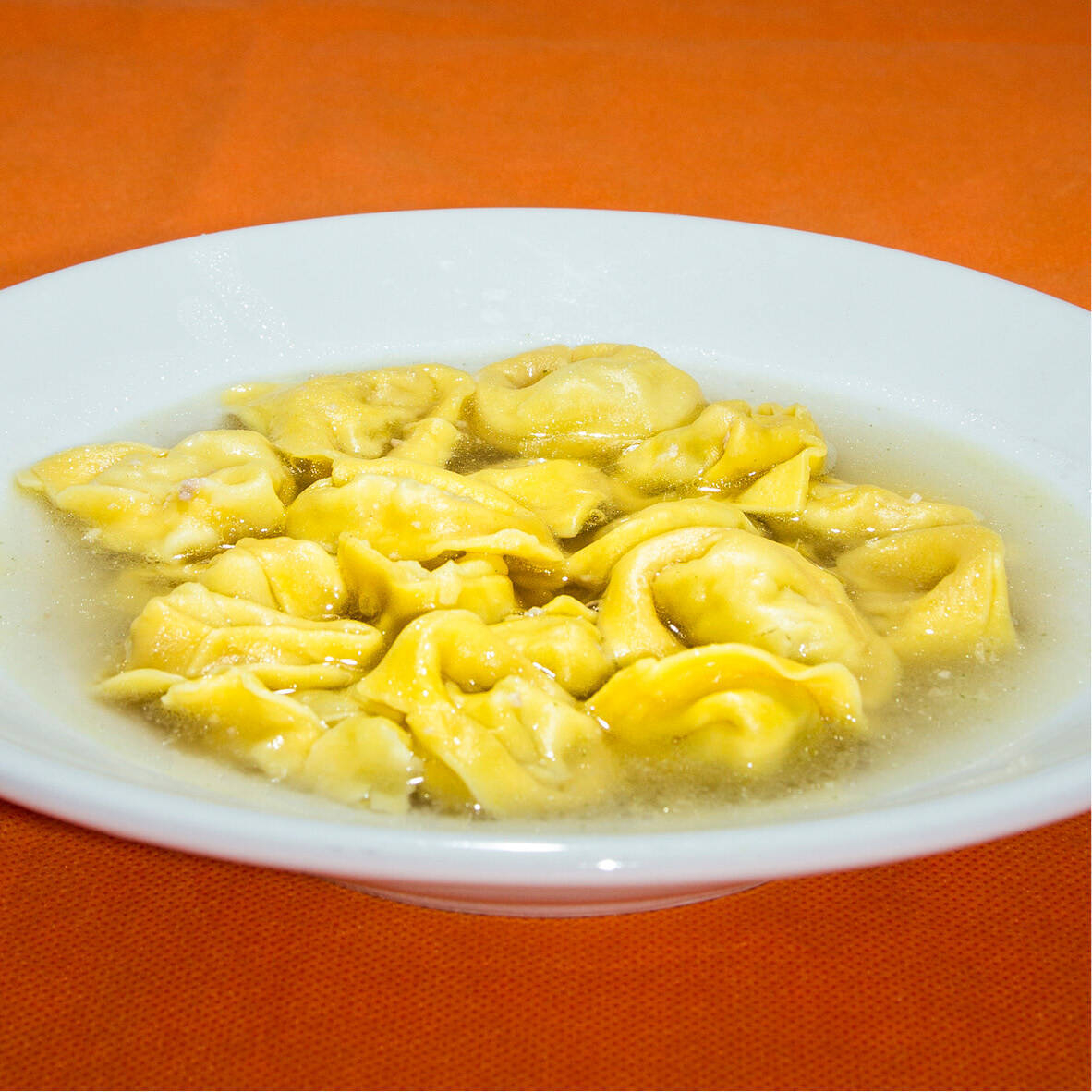 piatto di cappelletti in brodo