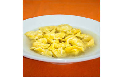 piatto di cappelletti in brodo