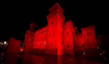 Il Castello Estense illuminato di rosso