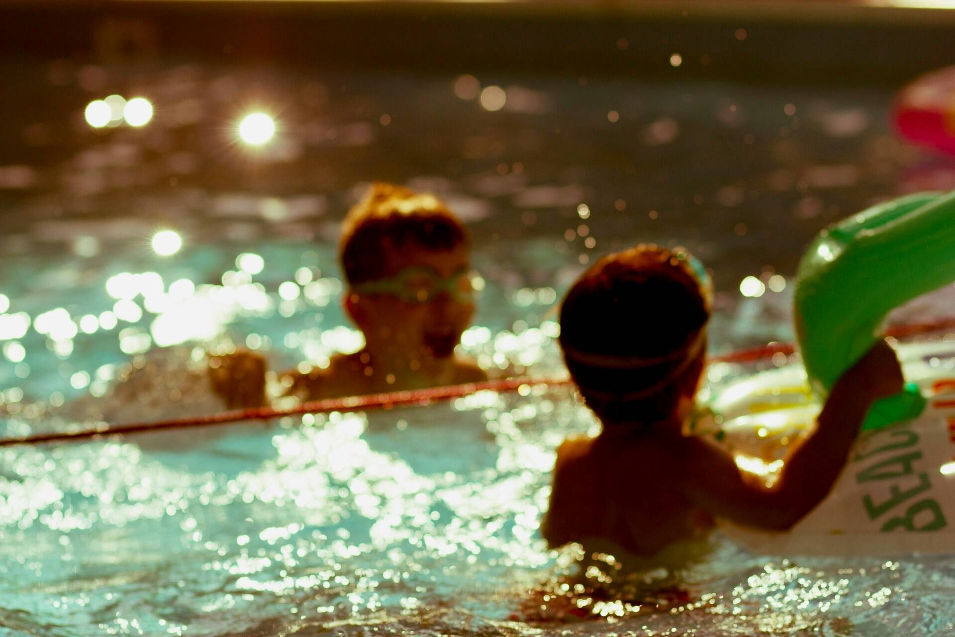 bimbi giocano in acqua