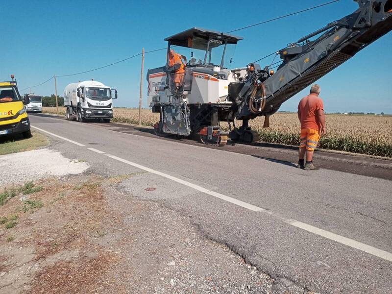 Lavori di nuovo manto stradale sulla SP24 in comune di Riva del Po