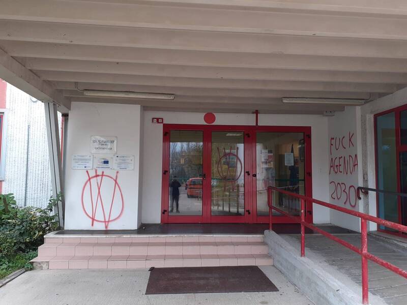 Imbrattato con scritte e disegni il Liceo Carducci a Ferrara
