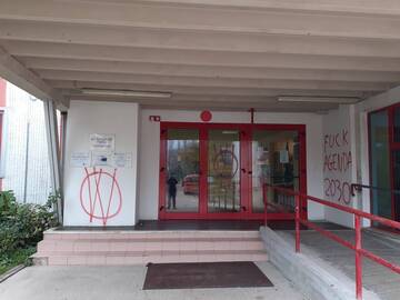 Imbrattato con scritte e disegni il Liceo Carducci a Ferrara