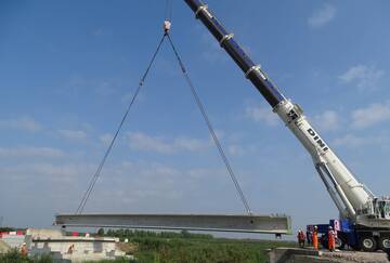 Ponte Mascellani sulla Sp15: posate le cinque travi portanti