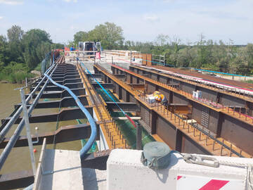 Ponte di Volano (SP 54): completato con successo il varo dell'impalcato metallico