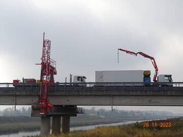 I lavori sul ponte lungo la Sp 70 Cispadana a Sant'Agostino in comune di Terre del Reno